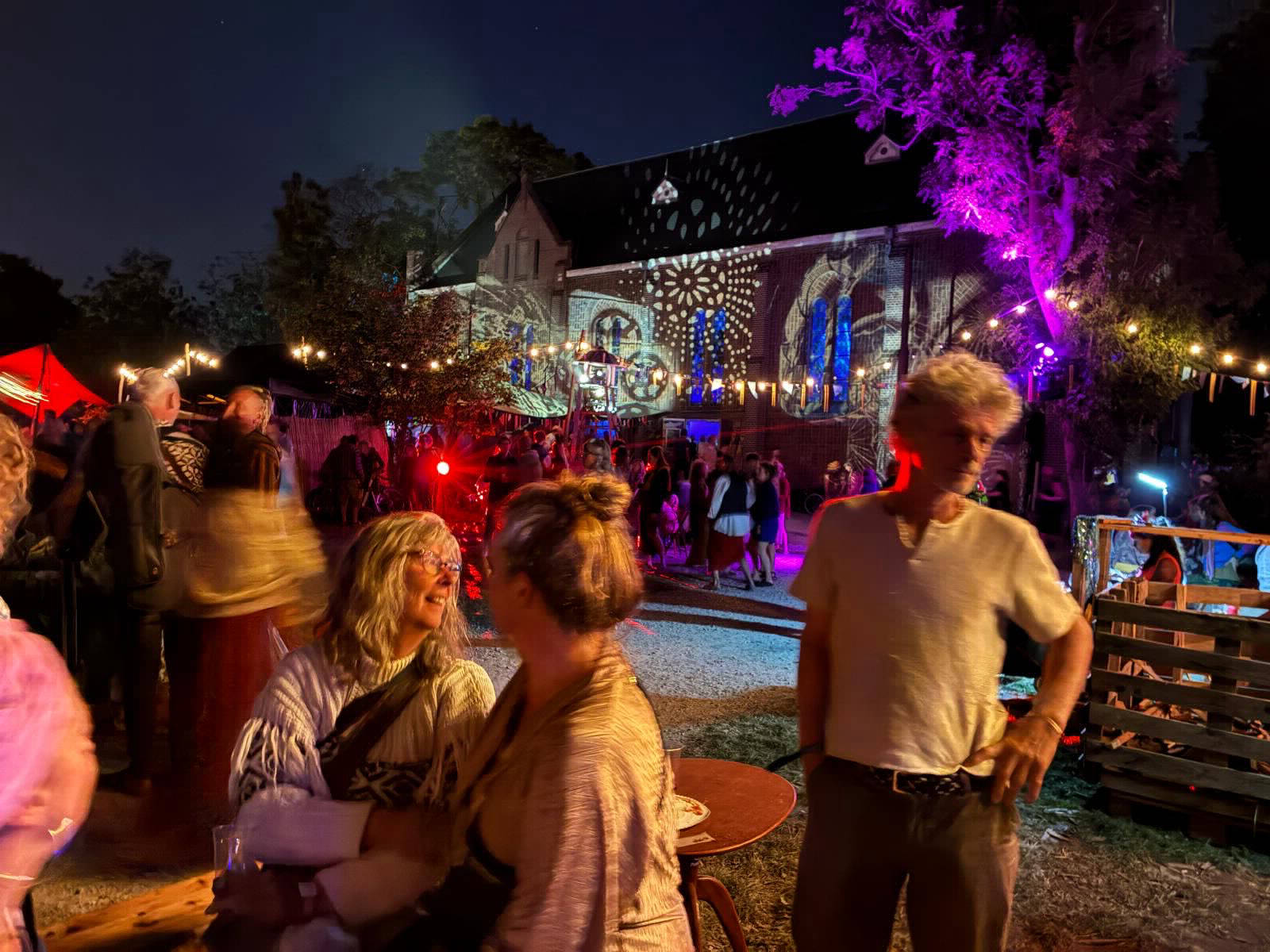 video, landjuweel, projecties, kerk, plein , landjuweel, Judocus, Ruigoord, 2025, Uniques, Servaes, eenhoorn